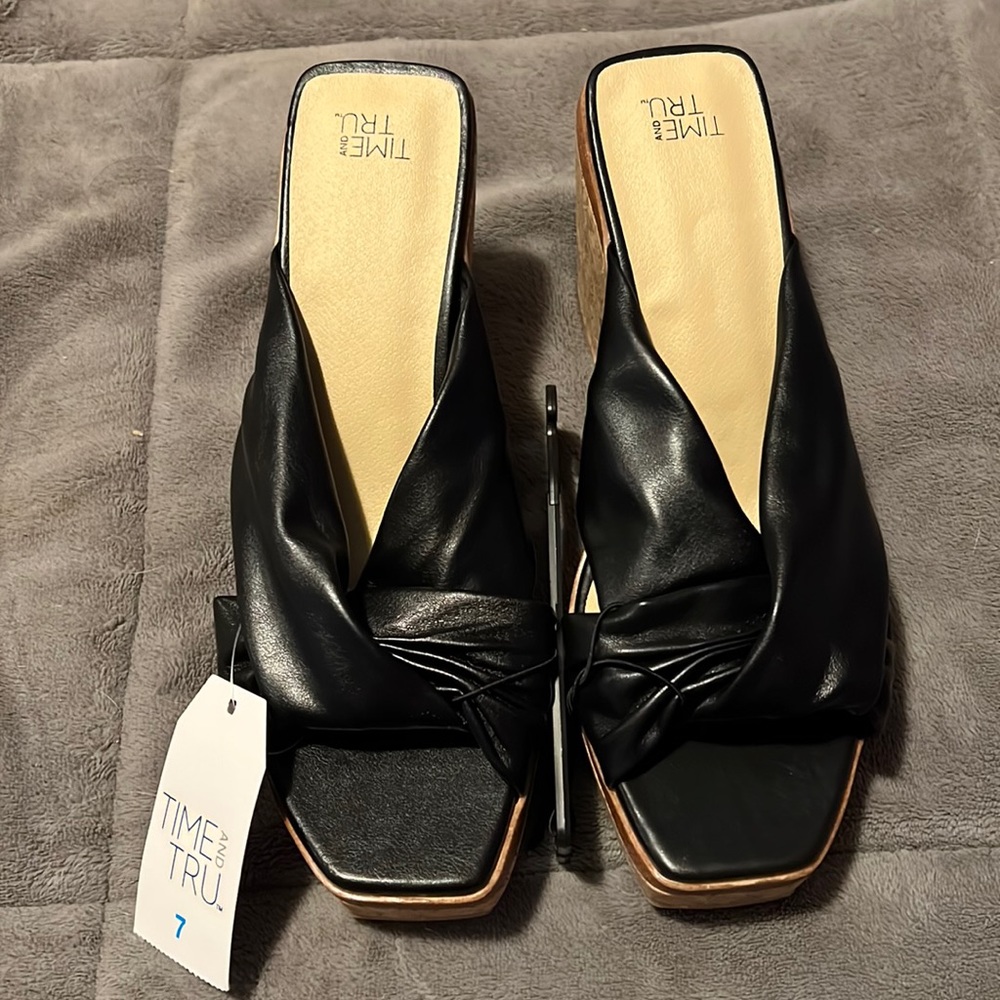 NWT Womens wedges